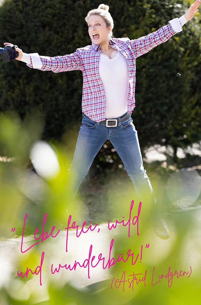 Nadja Sperner springt mit ihrer Kamera in die Luft