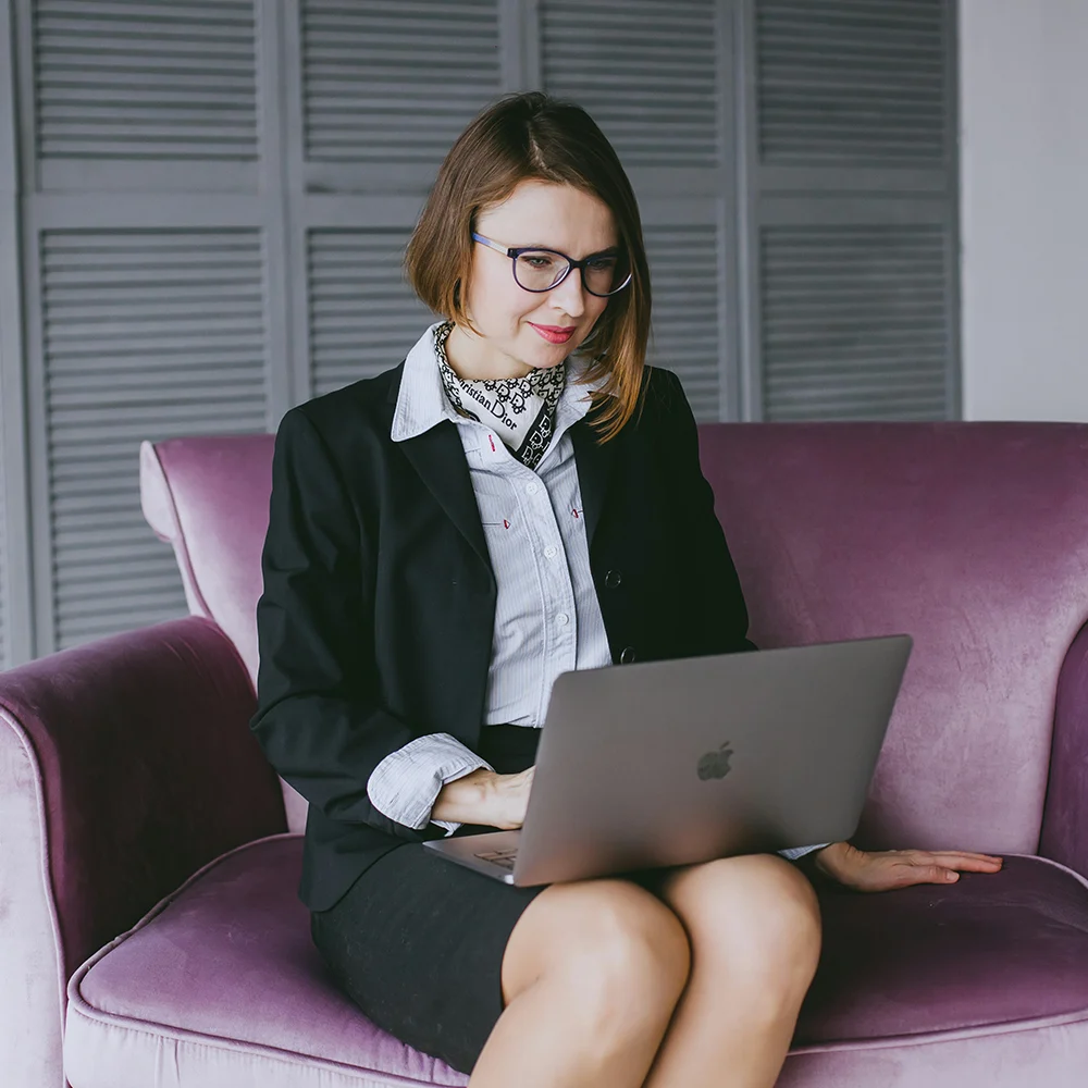 Frau auf Sofa mit Laptop aus der Businessfotografie von Nadja Sperner