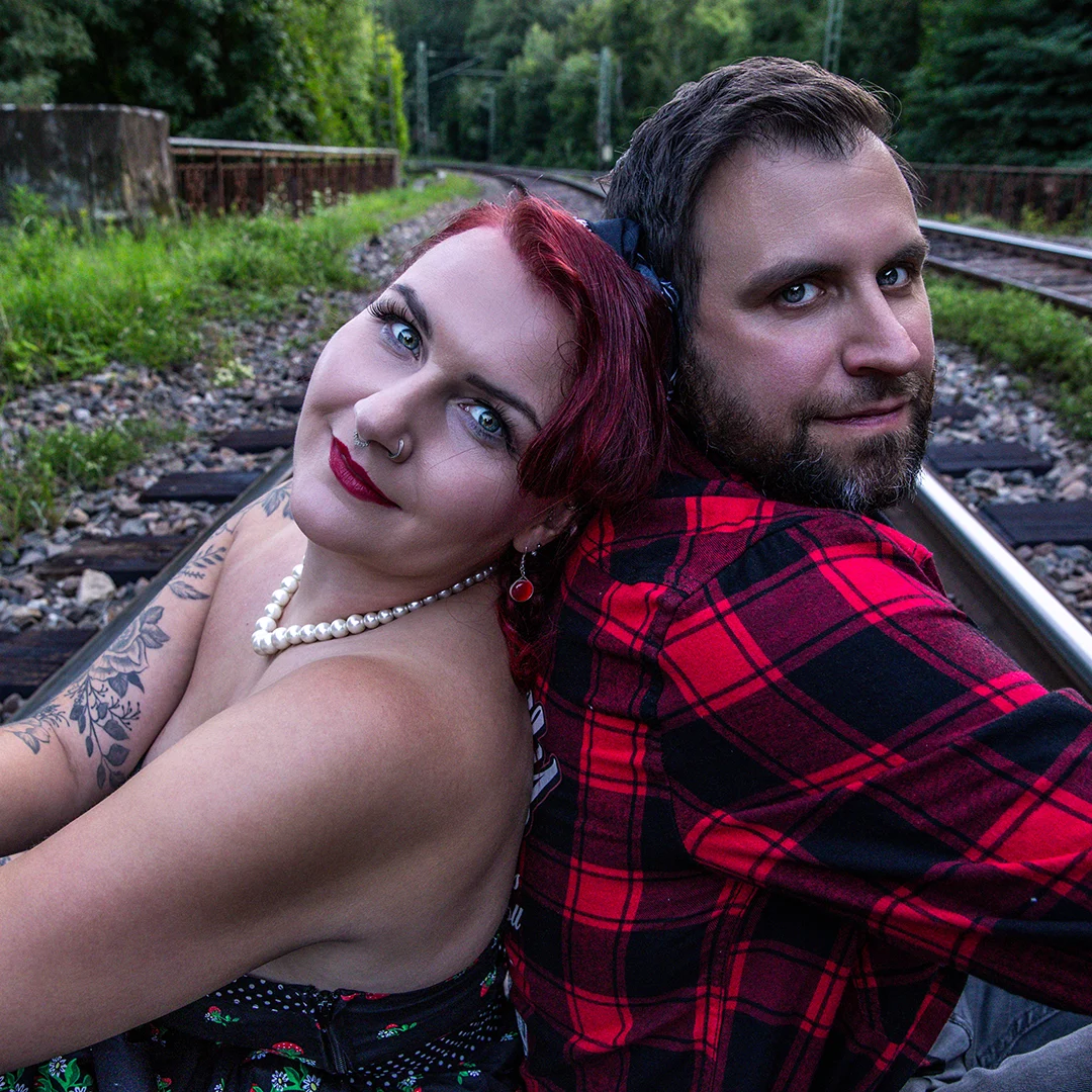 Pärchen in Rock'n'Roll Outfits draußen von Nadja Sperner