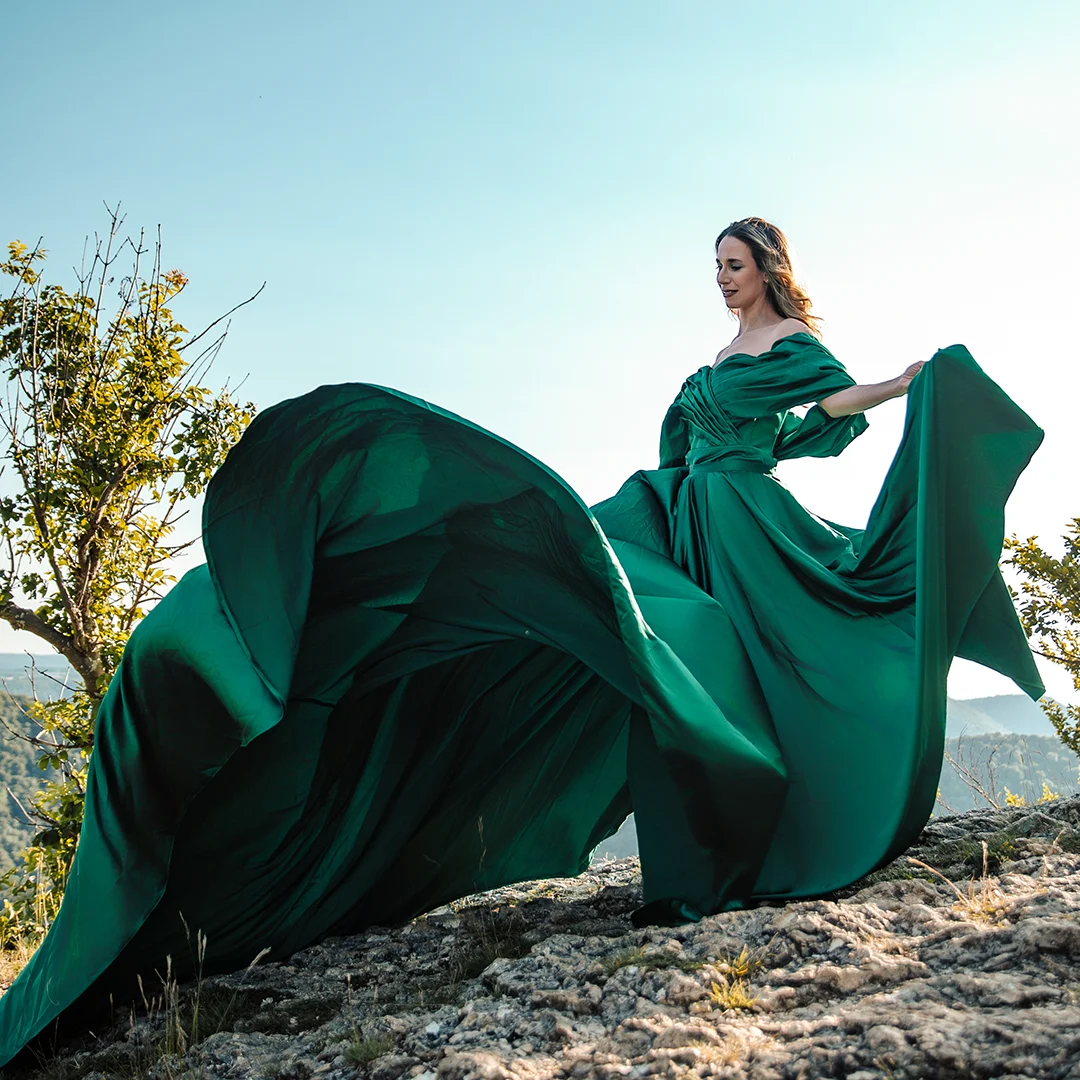 Frau mit grünem Kleid von Nadja Sperner