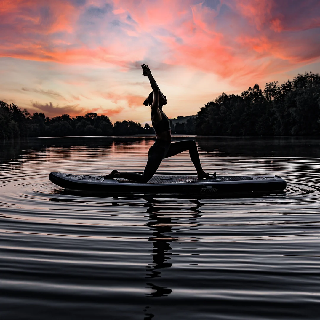 Frau macht Yoga auf SUP von Nadja Sperner